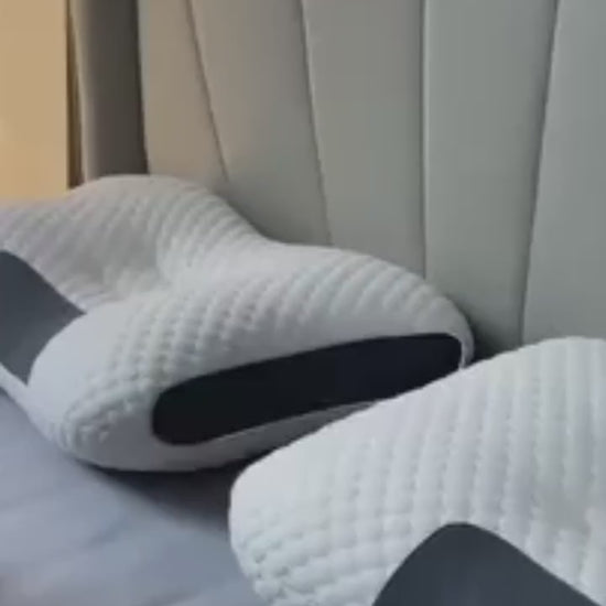 Persona acostada en la almohada cervical del combo de descanso