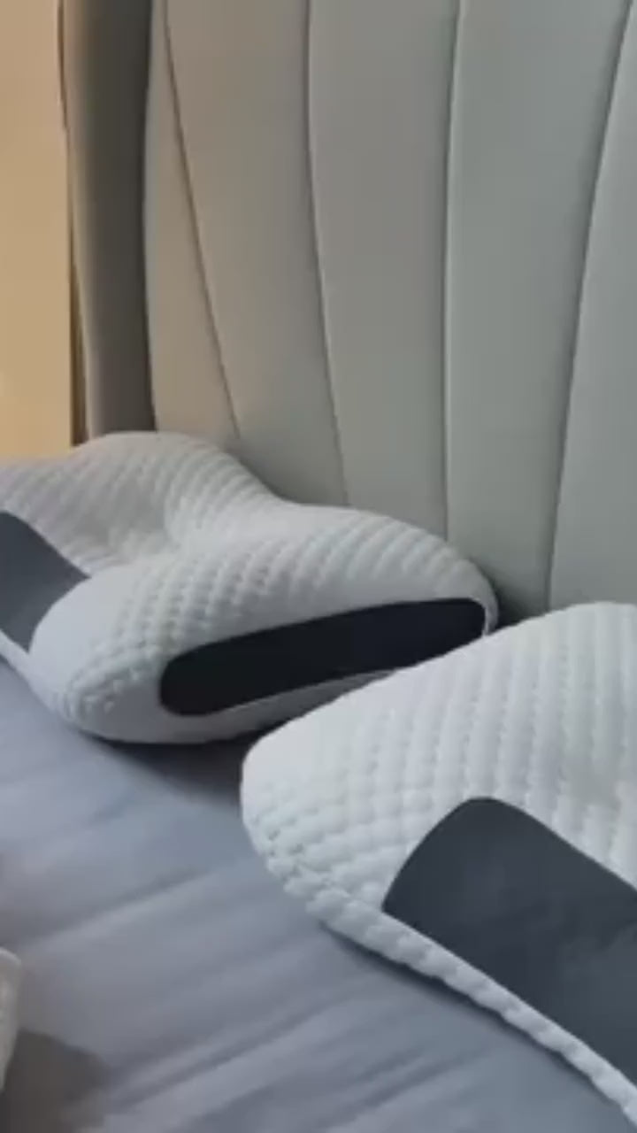Persona acostada en la almohada cervical del combo de descanso