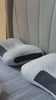 Persona acostada en la almohada cervical del combo de descanso